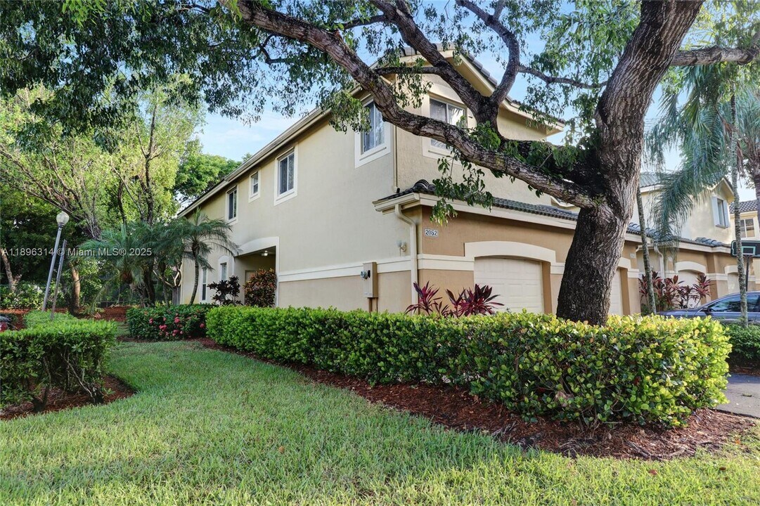 2052 Hacienda Terrace in Weston, FL - Building Photo