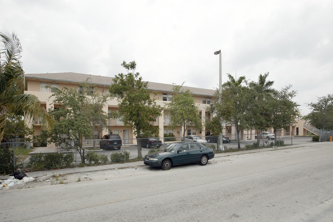 M & M Maison Townhomes in Miami, FL - Building Photo