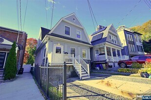 34 Hilliard Ave in Edgewater, NJ - Building Photo