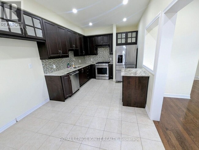 property at 8 Wimbledon Ct