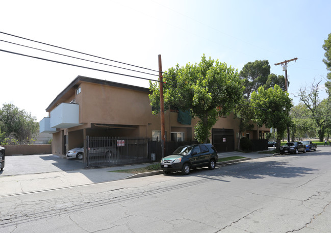 18345 Kittridge St in Reseda, CA - Building Photo - Building Photo