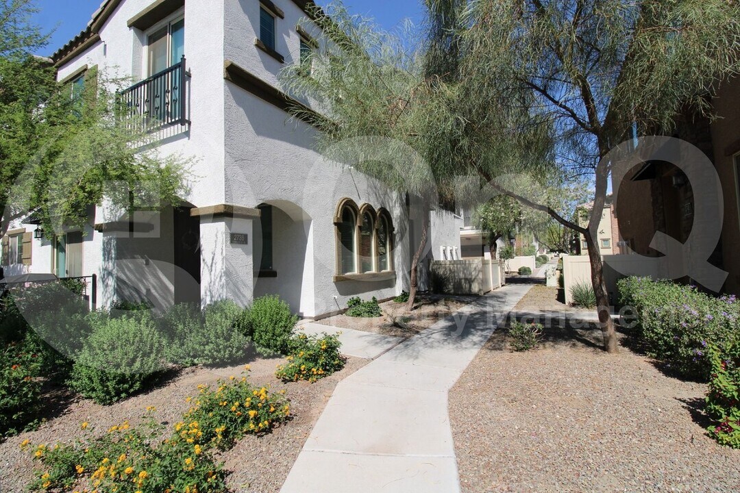 2736 S Cavalier Dr in Gilbert, AZ - Building Photo