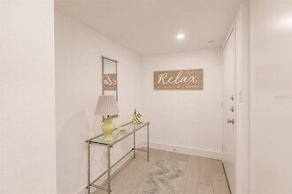 1055 W Peppertree Dr in Sarasota, FL - Building Photo - Building Photo