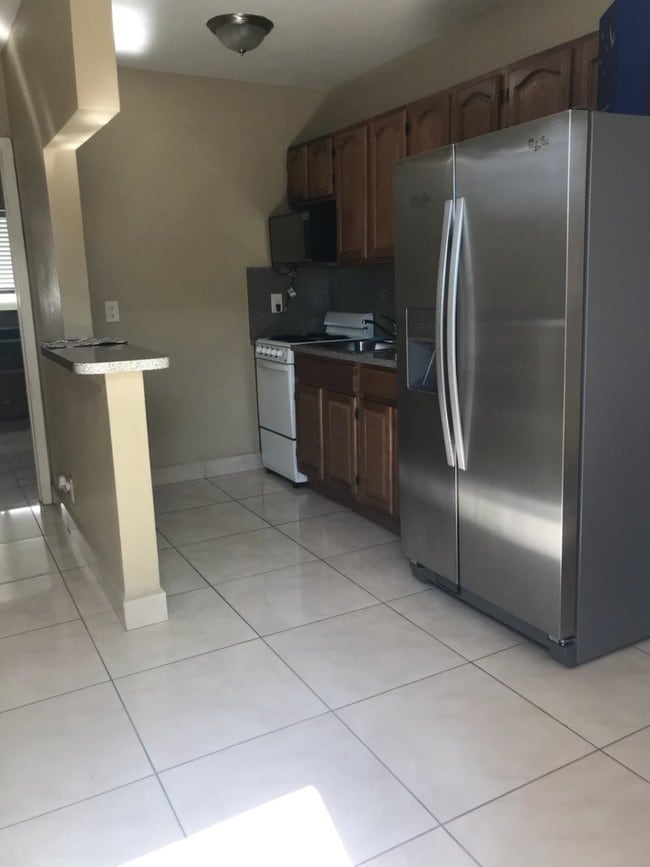 3071 SW 27th Ave, Unit 14 in Miami, FL - Foto de edificio - Building Photo