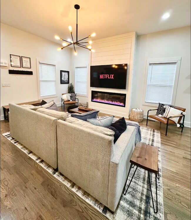 240 Laurel Ave SW in Atlanta, GA - Building Photo - Building Photo