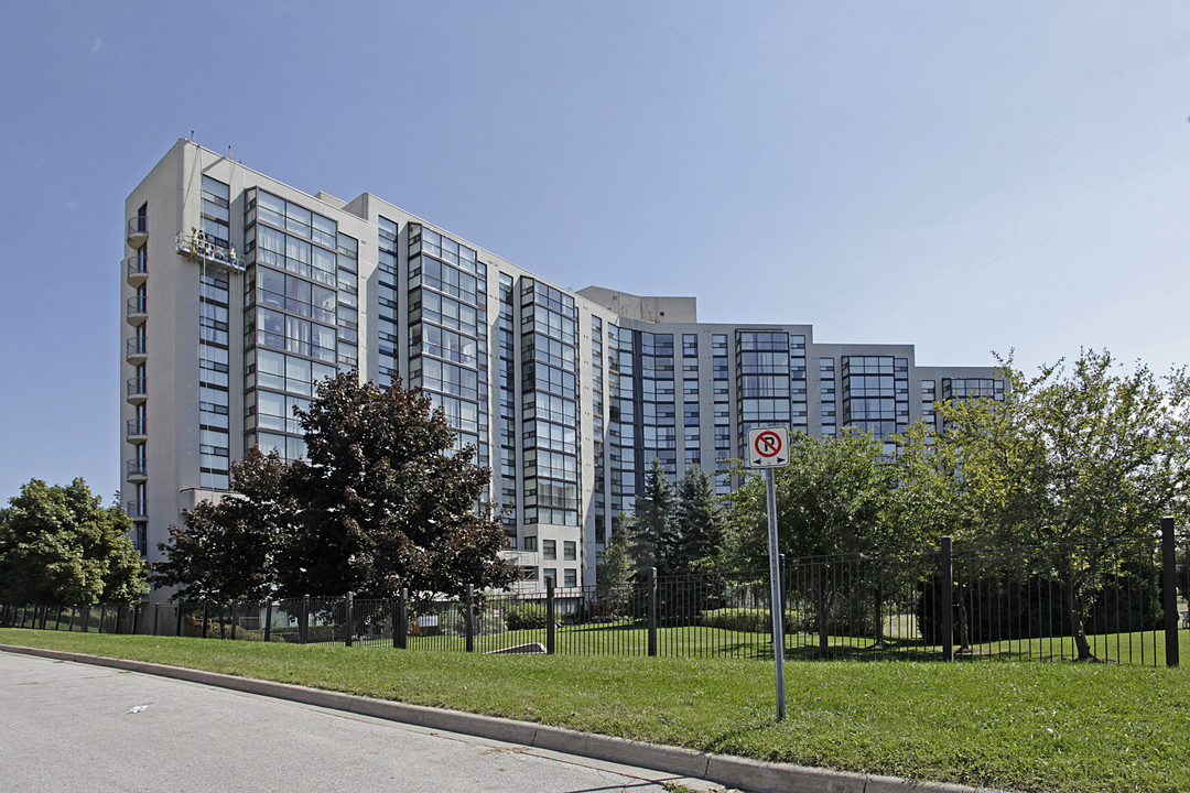 The Dynasty in Richmond Hill, ON - Building Photo