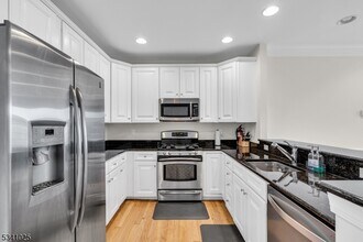 268 Victoria Dr in Bridgewater, NJ - Building Photo - Building Photo