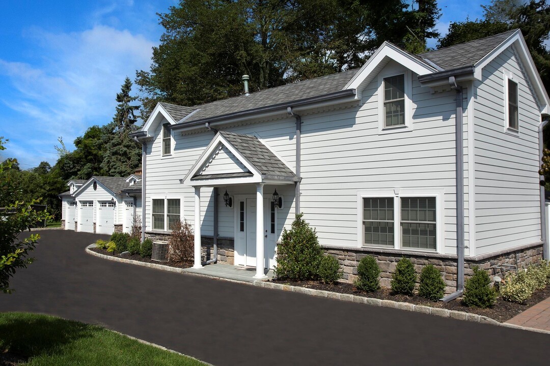 1001 Montauk Hwy in West Islip, NY - Building Photo