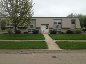 1066 S Cross St in Sycamore, IL - Foto de edificio - Building Photo