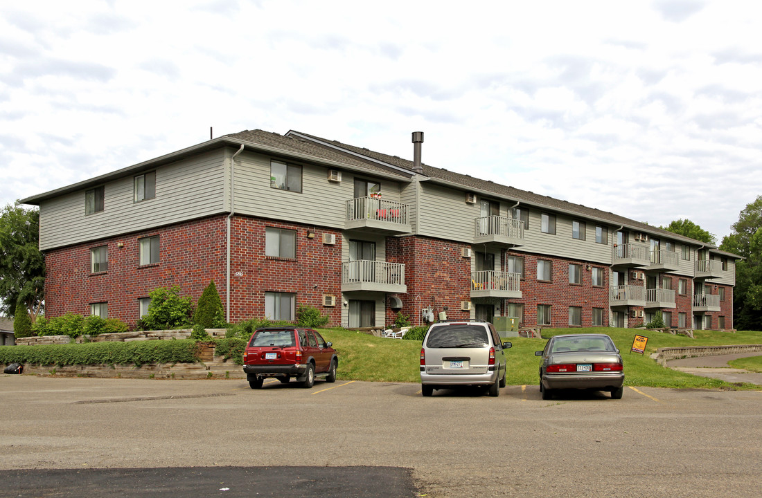 Manchester Place Apartments in Maple Plain, MN - Foto de edificio