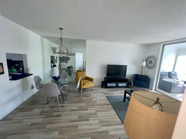 5860 NW 64th Ave in Fort Lauderdale, FL - Building Photo - Building Photo