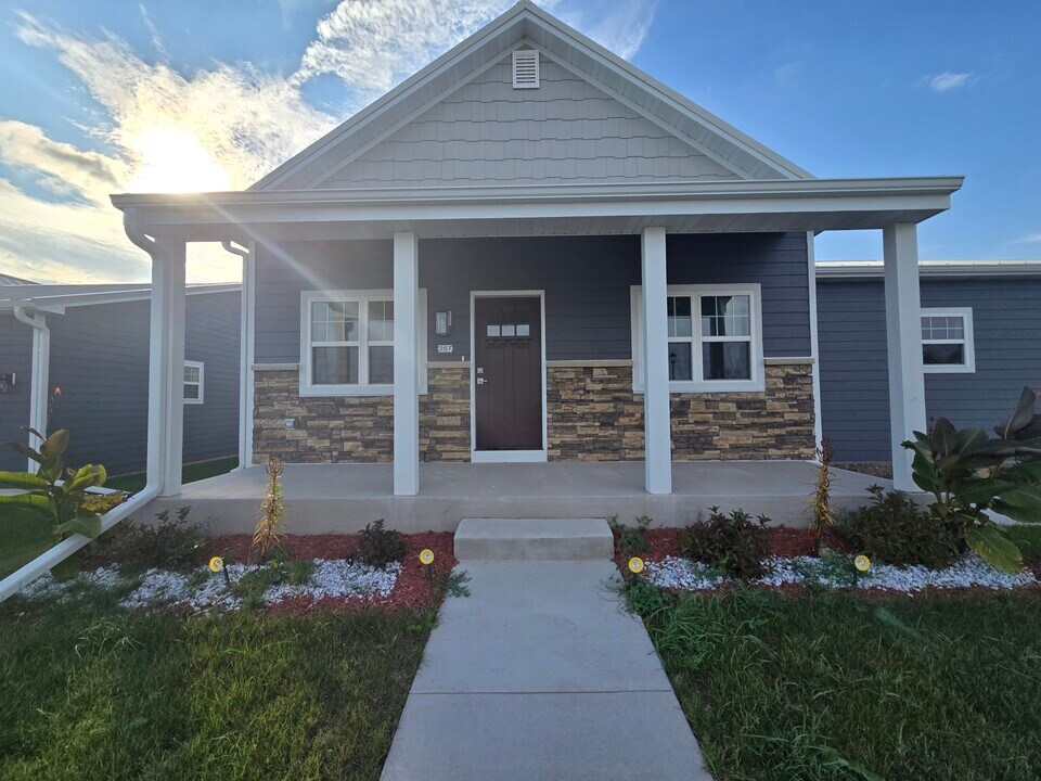 257 Binsfeld St in Belgium, WI - Foto de edificio