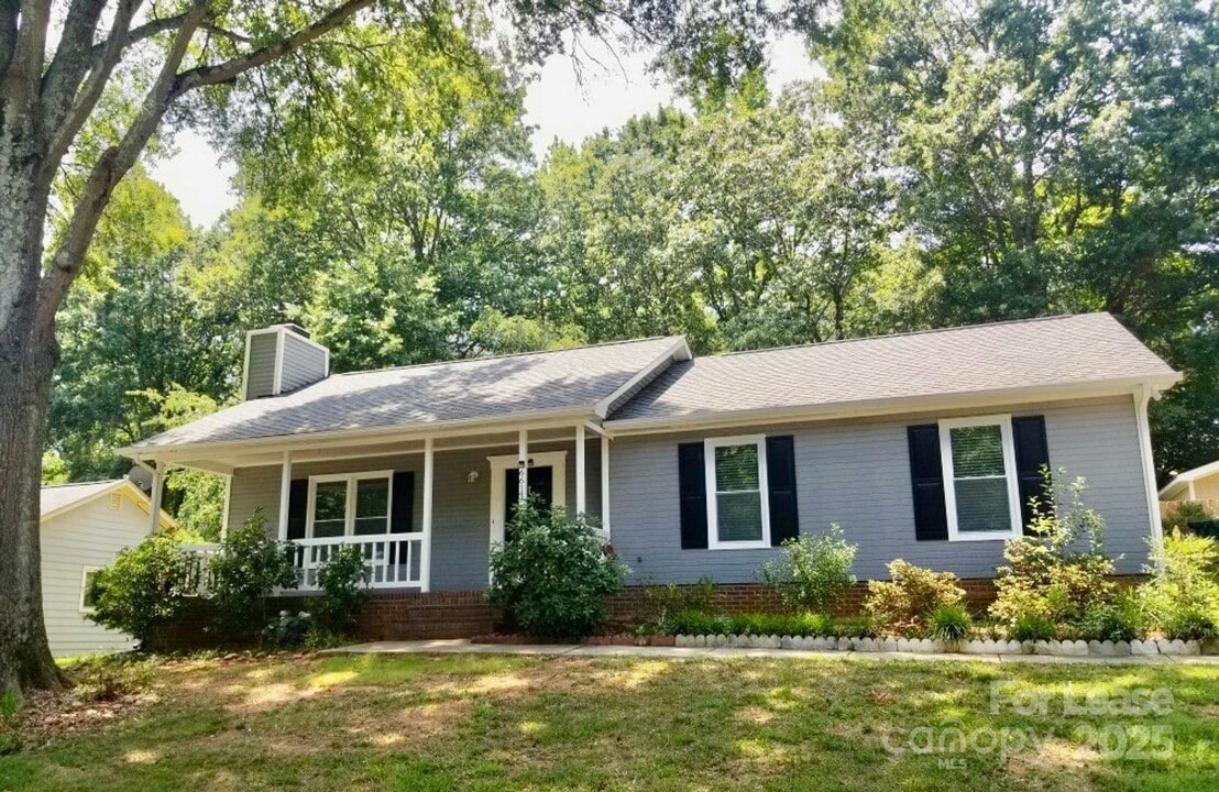 6613 Farrington Ln in Charlotte, NC - Building Photo