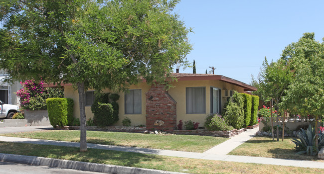 710 E Cedar Ave in Burbank, CA - Foto de edificio - Building Photo
