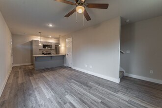 1358 N Porter Rd in Fayetteville, AR - Foto de edificio - Building Photo