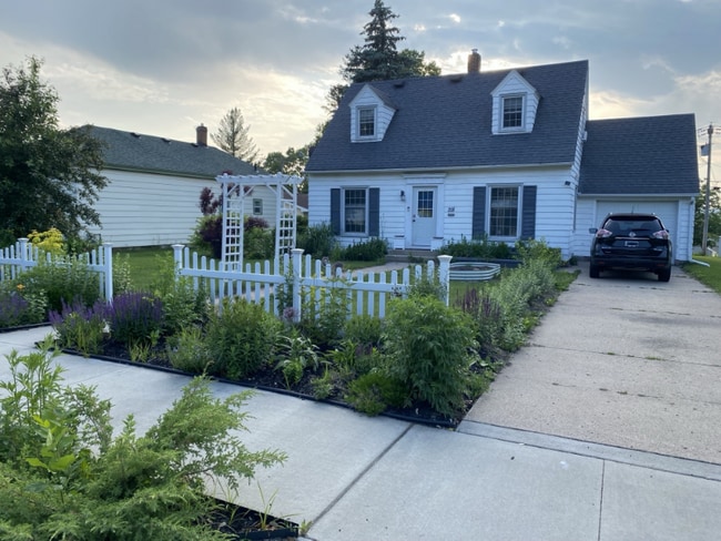 property at 218 S 4th St