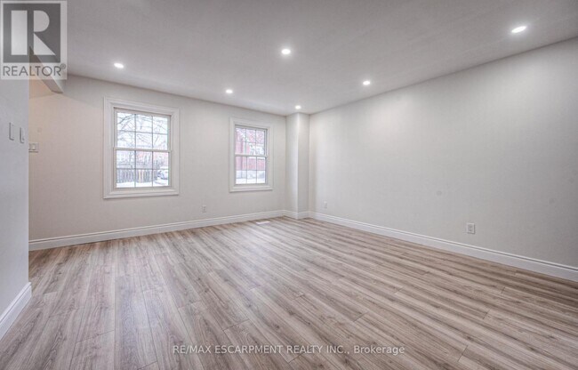 30 Young St W in Waterloo, ON - Building Photo - Building Photo