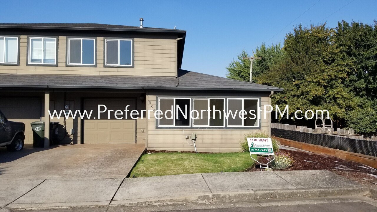 685 Pine Ct in Junction City, OR - Building Photo