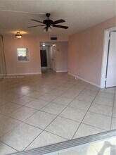 8590 Sunrise Lakes Blvd in Sunrise, FL - Foto de edificio - Building Photo