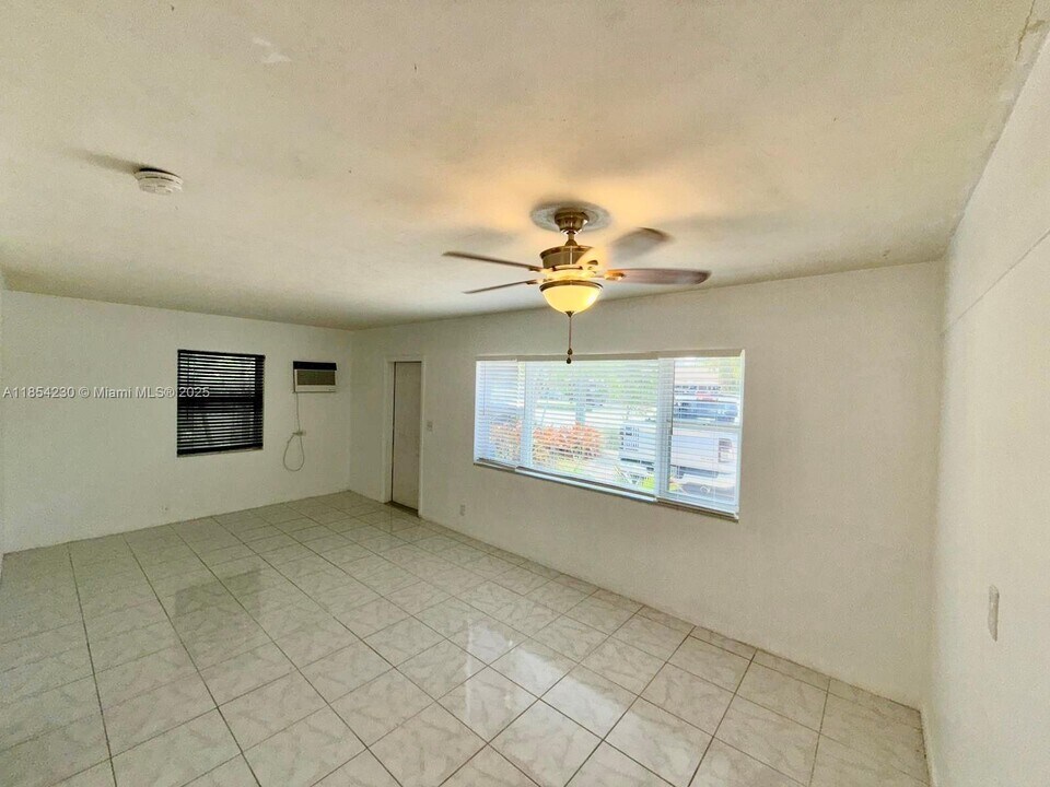 1061 NE 34th Ct in Oakland Park, FL - Foto de edificio