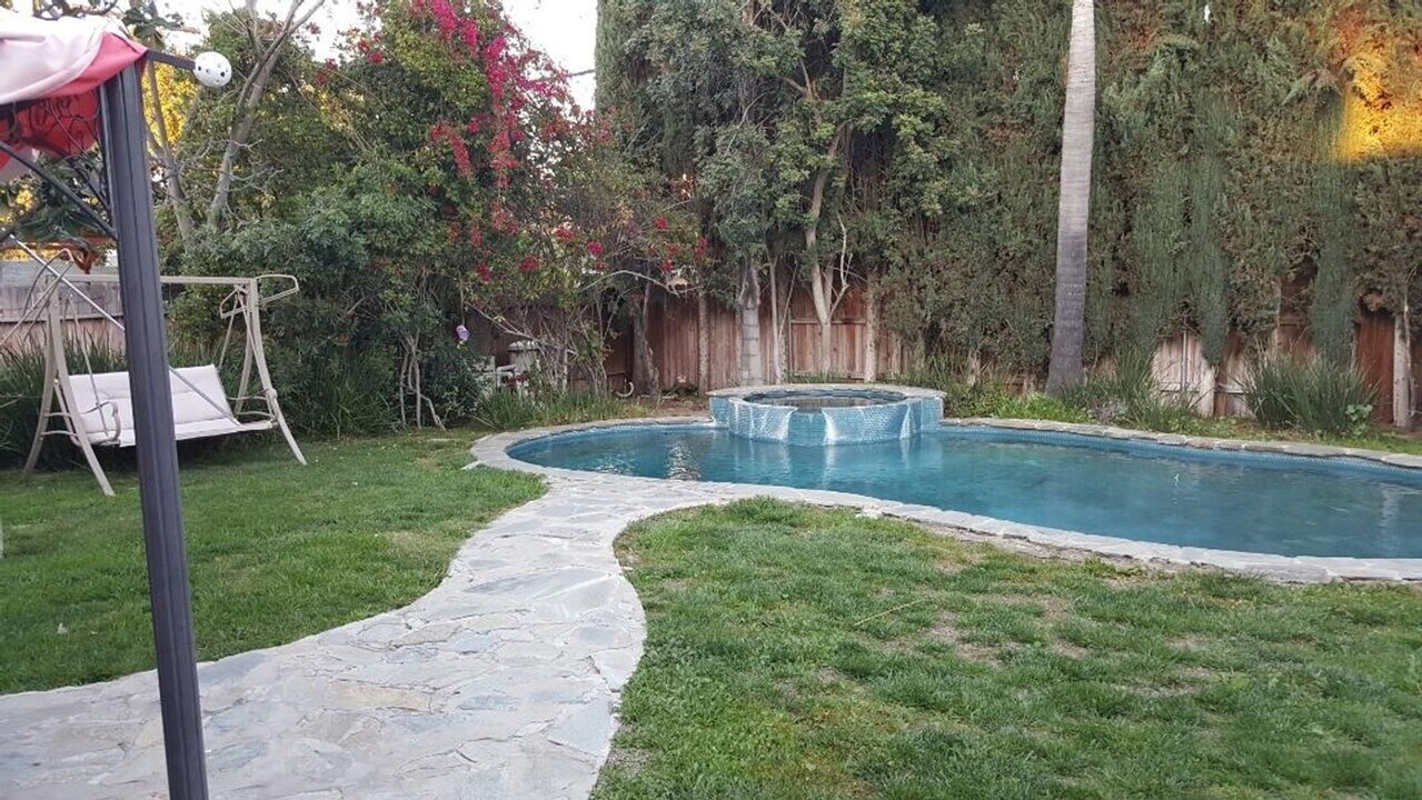 5122 Lindley Ave in Los Angeles, CA - Building Photo