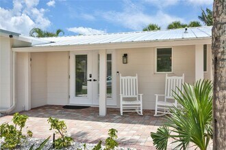 211 Island Cir in Siesta Key, FL - Building Photo - Building Photo