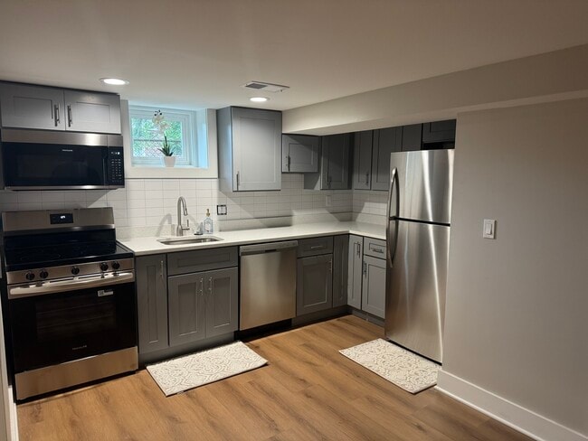 1516 Hamilton St NW, Unit RRC 101 in Washington, DC - Foto de edificio - Building Photo