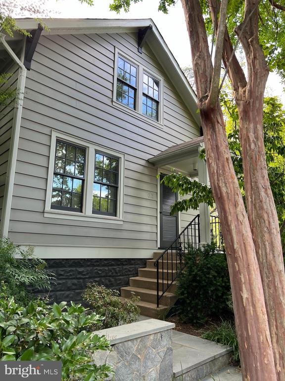 property at 612 N Edgewood St