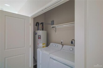 5601 Sandpiper Ave, Unit 2 in McAllen, TX - Foto de edificio - Building Photo