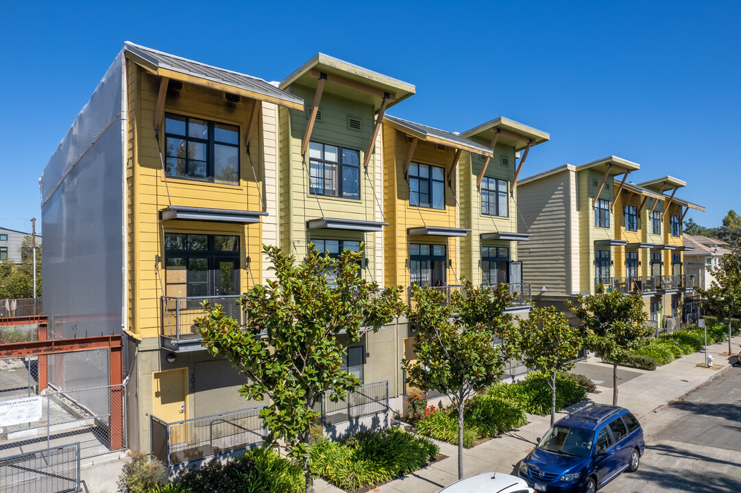 City Crossing in Oakland, CA - Building Photo