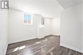 33 Majestic Dr in Ottawa, ON - Building Photo - Building Photo