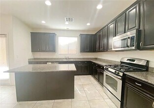 7629 Jasmine Falls Dr in Las Vegas, NV - Building Photo - Building Photo