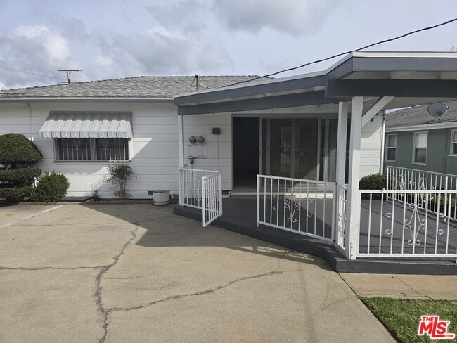 6243 S Fairfax Ave in Los Angeles, CA - Building Photo - Building Photo