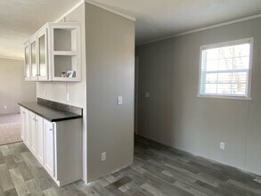 5203 Rhine Dr in Flint, MI - Building Photo - Building Photo