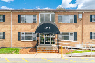 Clovelly Apartments in Nashua, NH - Foto de edificio - Building Photo