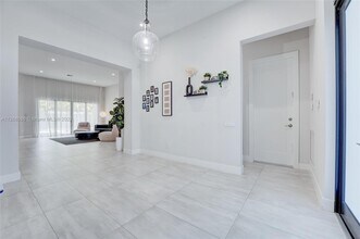 5663 Brookfield Cir W in Fort Lauderdale, FL - Foto de edificio - Building Photo