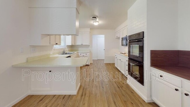 1452 Victor Ave in Redding, CA - Building Photo - Building Photo