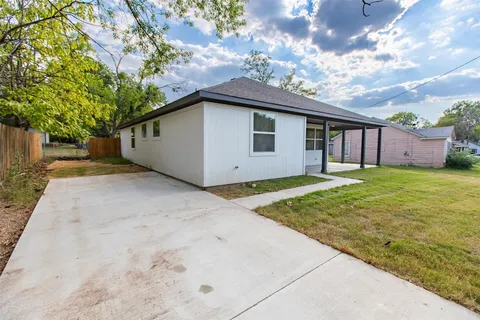 1705 Sycamore St in Commerce, TX - Foto de edificio