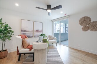 Desora in Los Angeles, CA - Foto de edificio - Building Photo