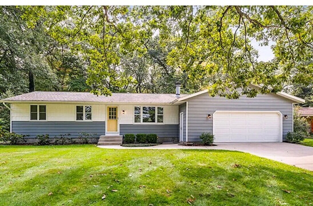 15858 Lake Ave in Grand Haven, MI - Building Photo