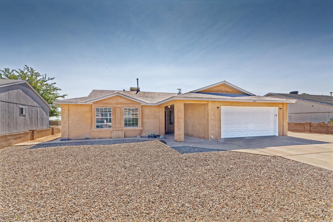 6082 Jack Rabbit Rd NE in Rio Rancho, NM - Building Photo
