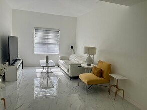 4950 White Mangrove Way E in Fort Lauderdale, FL - Foto de edificio - Building Photo