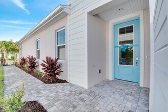 215 Summertime Pl in Daytona Beach, FL - Foto de edificio - Building Photo