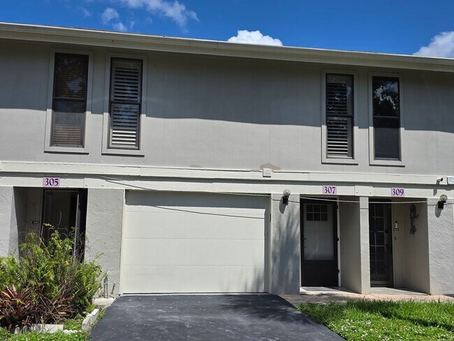 307 Bobby Jones Rd in Sarasota, FL - Building Photo - Building Photo