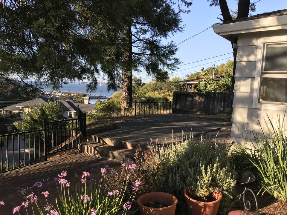 8 Warren Ct in Tiburon, CA - Foto de edificio