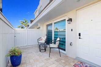 6840 SW 45th Ln in Miami, FL - Foto de edificio - Building Photo