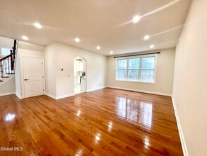 11 Poplar Dr in Clifton Park, NY - Building Photo - Building Photo