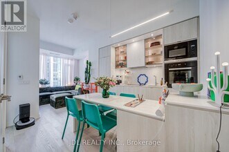 11 Yorkville Ave in Toronto, ON - Building Photo - Building Photo