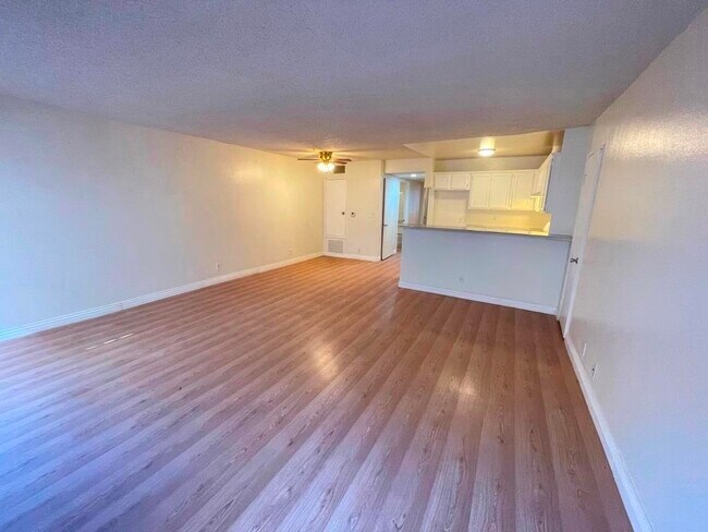 10225 Hillhaven Ave, Unit 109 in Tujunga, CA - Building Photo - Building Photo