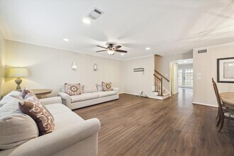 6330 Briar Rose Dr in Houston, TX - Building Photo - Building Photo